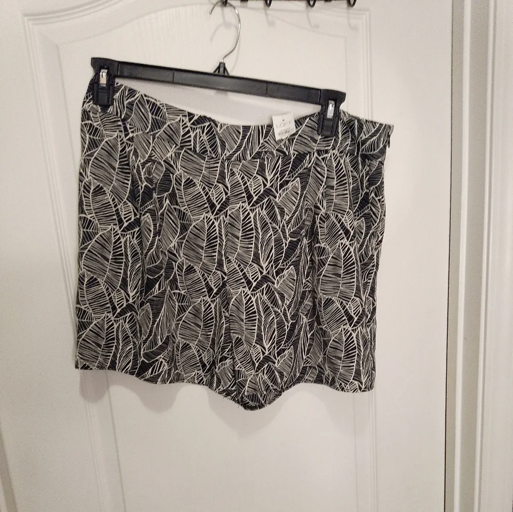 NWT/Loft black and white design shorts size large